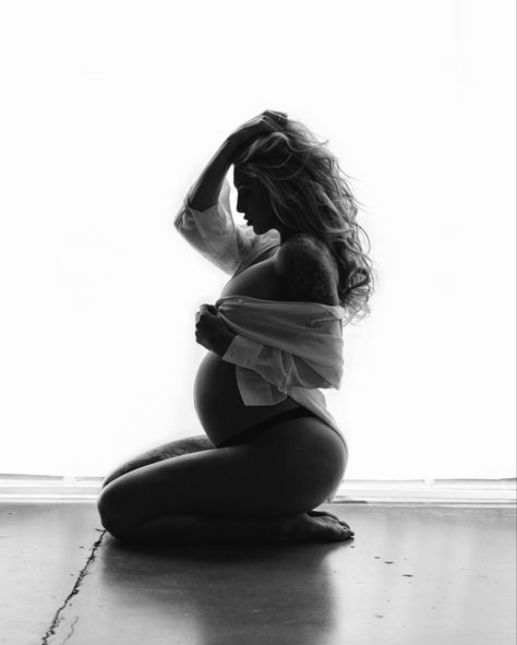 Maternity Photo Shoot Ideas Belly Out, Self Done Maternity Pictures, Atlanta Maternity Photography, Maternity Budior Photoshoot Ideas, Cool Maternity Shoot, Budoir Sessions Maternity, Boudiour Maternity, Pregnancy Boudiour Photoshoot, Maternity Silhouette Photos