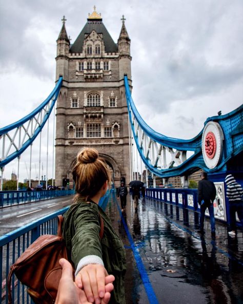 Tower Bridge, London - travel picture ideas London Bridge Poses, London Couple Pictures, Tower Bridge London Photography, London Pictures Ideas, Bridge Ideas, Exploring London, London Photo Ideas, London Couple, Love In London