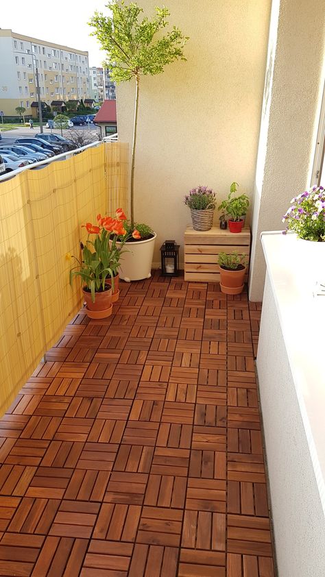 Runnen Ikea Balkon, Ikea Runnen Ideas, Ikea Runnen Decking, Balcony Flooring Ideas, Closed Balcony Ideas, Ikea Runnen, Ikea Tiles, City Patio, Terrace Seating