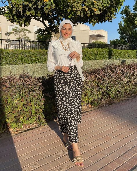 School Hijab, Modest Christian Clothing, Skirts Style, Dots Outfit, Skirt Outfit Summer, Book Program, Long Skirt Summer, Long Skirt Fashion, Muslim Fashion Hijab Outfits