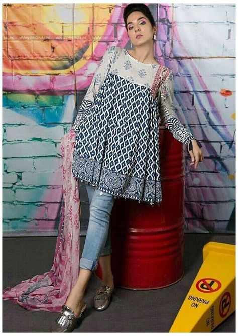 Kurtis + Jeans Outfits You Just Can’t Miss! – That Chic Fashion – Ankita Jaiswal Kurti With Jeans, How To Wear Jeans, Western Dresses For Girl, Cotton Tops Designs, Embroidered Suit, Frock Fashion, Simple Kurti Designs, Tunic Designs, Kids Frocks Design