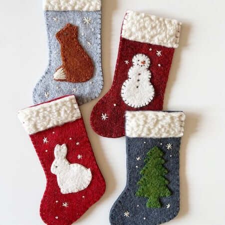 Diy Mini Stocking Pattern, Cute Christmas Stocking Designs, Stockings Diy Christmas, Stocking Felt Ornaments, Christmas Stockings Designs, Stocking Embroidery Pattern, Diy Felt Christmas Stockings Ideas, Simple Felt Ornaments Diy, Christmas Felt Stocking