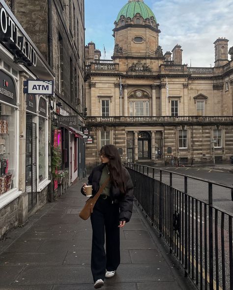 One of the smiles Edinburgh brought to my face 🌞 #edinburghscotland #visitscotland #scotlandtravel #scotlandautumn Edinburgh Picture Ideas, Edinburgh Aesthetic Outfits, Edinburgh Photo Ideas, Edinburgh Outfit, Edinburgh Fashion, Edinburgh Style, Edinburgh Aesthetic, Scotland Pictures, Scotland Outfit