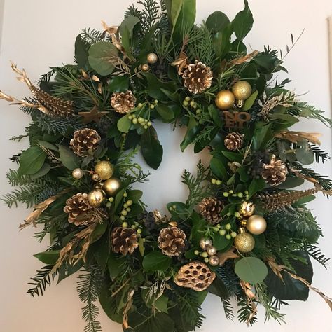 Gold Chic, Evergreen Wreath, Gold Diy, Gold Decor, Green Christmas, Diy Wreath, Green Gold, Christmas Wreath, Door Wreaths