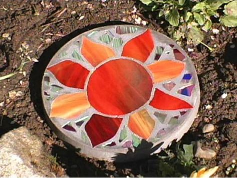 Stained Glass Stepping Stones, Glass Stepping Stones, Glass Bottle Diy Projects, Concrete Stepping Stones, Diy Staining, Stepping Stones Diy, Mosaic Stepping Stones, Glass Bottle Diy, Making Stained Glass