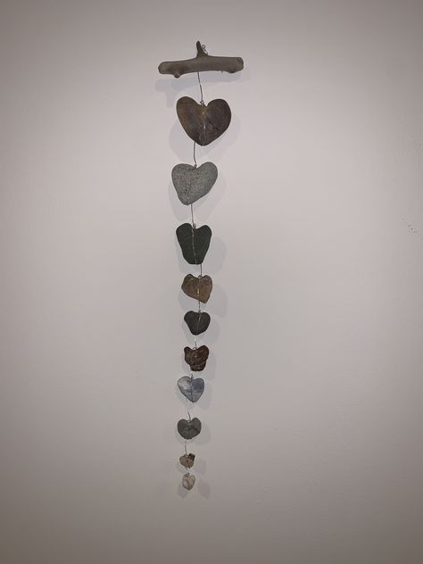 Diy Rock Decor Projects, Heart Shaped Rocks Ideas, Heart Rocks Display Ideas, Rock Display Ideas Diy, Rock Crafts Diy, Heart Rocks, Heart Shaped Rocks, Wishing Stones, Art Pierre