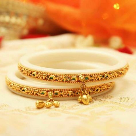 Bengali bangle design Hathi Dant Bangles, Shaka Pola Bangles, Changeable Bangles, Bengali Bangles, Rajputi Bangles, Golden Jewellery, Rajputi Jewellery, Bangle Design, Antique Gold Jewelry Indian