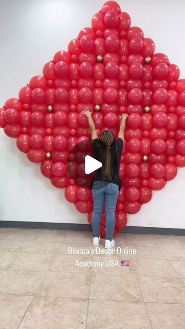 Christmas Balloon Decor, Instagram Mural, Balloon House, Christmas Balloon Decorations, Decor Mural, Online Academy, Christmas Balloons, Balloon Decor, Balloon Garland