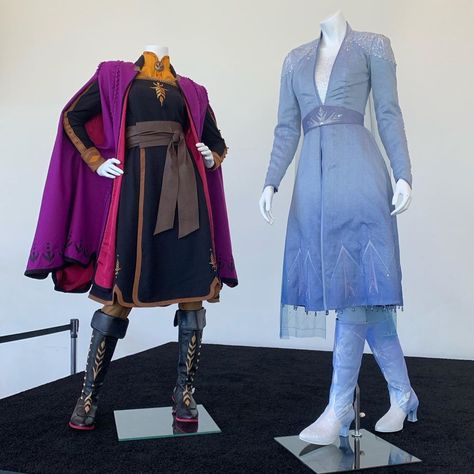 Anna And Elsa Costumes, Elsa Blue Dress, Gryffindor Outfit, Anna Frozen Costume, Elsa Frozen 2, Frozen Costumes, Frozen Halloween, Characters Costumes, Anna Et Elsa