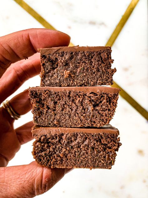 Blender Brownies, Brownies Healthy, Zucchini Brownies, Chocolate Zucchini Cake, Vegan Brownie, Zucchini Cake, Blender Recipes, Chocolate Zucchini, Chocolate Coating