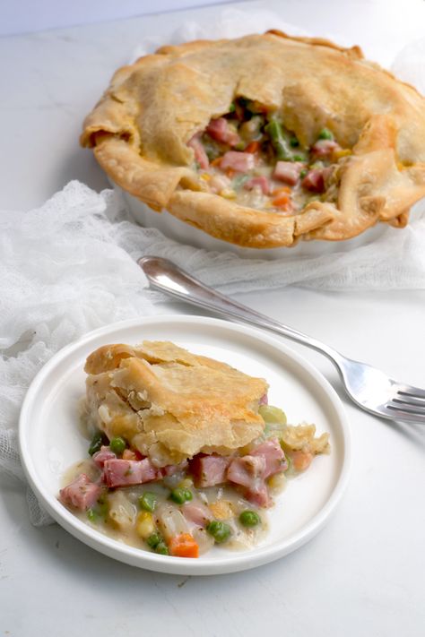 Make this easy ham pot pie recipe with leftover ham! A classic make-ahead comfort food meal, this savory pot pie with ham and vegetables wrapped in a buttery flaky crust is ideal for using up leftover ham from Thanksgiving, Christmas, and Easter. Click through to get the homemade ham pot pie recipe! #hampotpie #leftover Easy Ham Pot Pie, Recipes Using Leftover Ham, Ham Pot Pie Recipe, Ham Pot Pie, Egg Recipes For Lunch, Weight Watchers Crock Pot Recipes, Vegetarian Slow Cooker Recipes, Homemade Ham, Leftover Ham Recipes