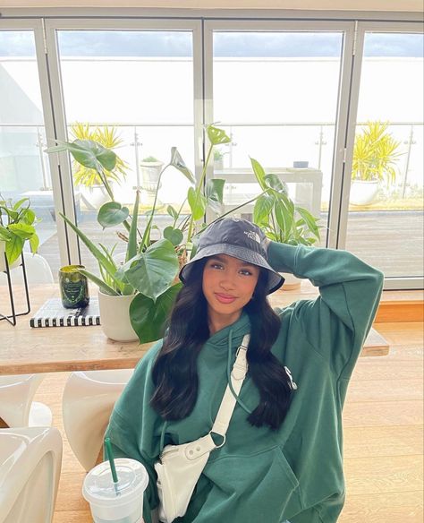 Bucket Hat Outfit, Oversize Outfit, Hat Outfit, Downtown Outfits, Girls Hairstyles Braids, Lazy Day Outfits, Minimal Outfit, Evening Outfits, Instagram Girls