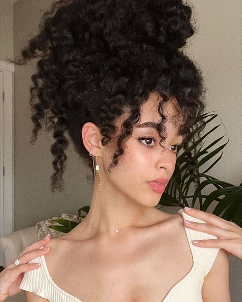 I’ve always loved the look of curly bangs, so thought I’d create some faux bangs with my hair & a few bobby pins 🙂 Happy Friday, beauties! … | Instagram Shannyn Sossamon Hair, Shannyn Sossamon, Faux Bangs, Curly Bangs, Drawing People Faces, H.e.r Aesthetic, Afro Hairstyles, Hair A, Hair Health