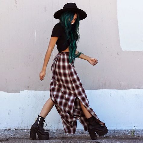 Grunge Outfits Plaid Skirts, Goth Spring Outfits, Salem Outfits Fall, Goth Fall Outfits, Witchy Fall Outfits, Modern Witch Fashion, Boho Punk, Look Grunge, Rock Outfits