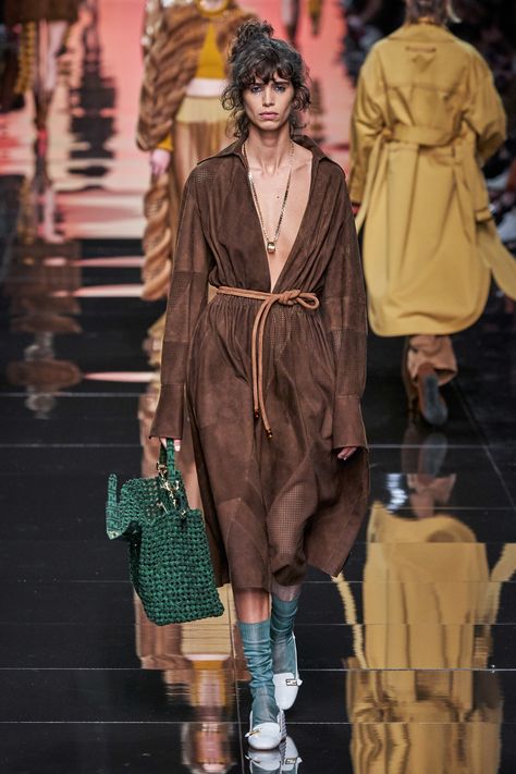 Fendi 2020, 2020 Fashion Trends, Catwalk Fashion, Vogue Germany, Milano Fashion Week, British Vogue, 가을 패션, Fashion Show Collection, Summer Trends