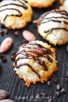 My favorite homemade coconut macaroons! Sweet, moist, and extra chewy on the inside! Macaroons Recipe, Almond Macaroons, Almond Paste, Coconut Almond, Almond Flavor, Coconut Macaroons, S'mores, Cookie Desserts, Sweets Treats