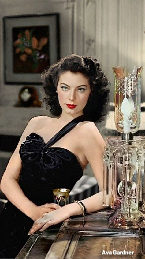 Eva Gardner, Ava Gardener, Retro Beauty, Ava Gardner, Super Model, Pin Up, Drama, Movie Posters, Gold