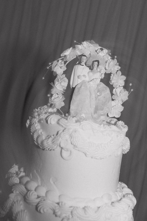 Vintage style wedding cake with vintage heirloom cake topper / 2024 wedding cake trends 1950s Wedding Theme Vintage Style, Kitsch Wedding Cake, Wedding Cake Retro, 1950s Wedding Theme, Retro Wedding Cakes, Wedding Cake Trends, 1950s Wedding, Cake Trends, Wedding Cakes Vintage