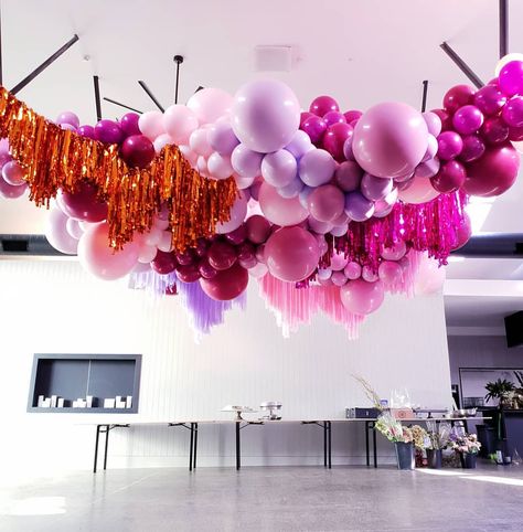 Celling Ballon Decoration, Modern Balloon Decor, Balloon Entryway, Ceiling Balloon Decorations, Balloon Styling, Hanging Balloons, Balloon Ceiling, Balloons Decor, Fringe Backdrops