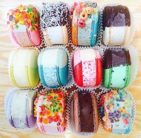 Macaron Ice Cream Sandwich, National Dessert Day, Rainbow Ice Cream, Cookie Dough Ice Cream, Ice Cream Cookie Sandwich, Ice Cream Cookies, Ice Cream Shop, Cute Desserts, Squad Goals