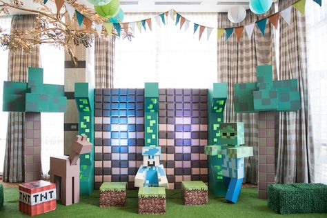 Minecraft photo booth + backdrop from a Minecraft Birthday Party on Kara's Party Ideas | KarasPartyIdeas.com (29) Minecraft Booth Design, Minecraft Photo Booth, Birthday Cake Minecraft, Entrance Minecraft, Minecraft Arch, Minecraft Photo, Arch Entrance, Cake Minecraft, Minecraft Bday