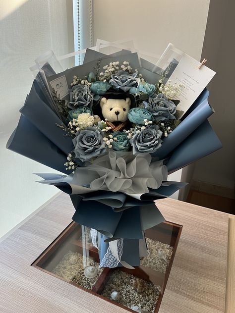 Buket Wisuda Aesthetic, Graduation Bouquet For Boys, Bucket Graduation, Bouquet Wisuda, Bucket Wisuda, Paper Rose Craft, Graduation Flower Bouquet, Bucket Gifts, Ribbon Flowers Bouquet