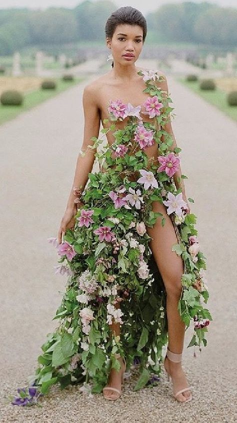 You Are So Funny, Costume Fleur, Vine Dress, Botanical Fashion, Flower Costume, Nature Dress, Fairy Wedding, Fantasy Dresses, Dapper Day