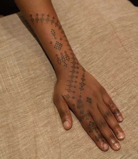 Emmy Lim Hon on Instagram: "Havent dropped anything on ig for a while , felt like i just needed a break from this matrix 😵‍💫 Heres a hand ornament i made for Vidya 🥰 its giving me much mehendi inspired vibes #handpoke #ornamental #adornment" Thai Finger Tattoo, Ornamental Finger Tattoo, Adornment Tattoo, Ornamental Hand Tattoo, Henna Sleeve, Cool Henna, Indian Feather Tattoos, Cute Henna Tattoos, African Tattoo