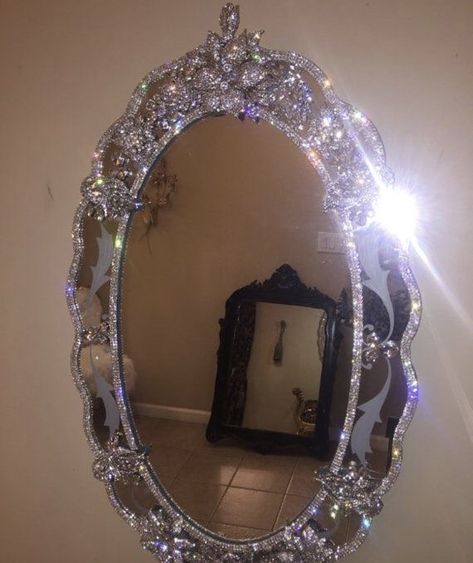 Mirror Diy Ideas, Mirror And Sconces, Rhinestone Mirror, Casa Disney, Mirror Frame Diy, Diy Rhinestone, Diy Home Decor Bedroom, Girl Bedroom Decor, Diy Mirror