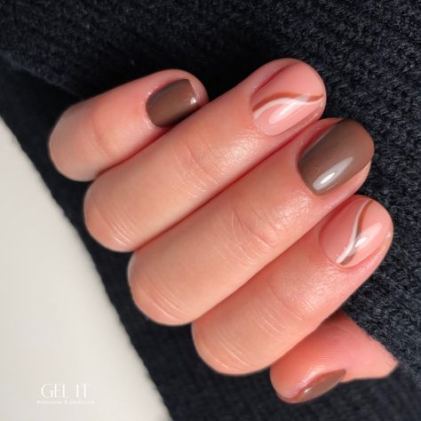 Brown Swirly Nails Short, Autumn Nails Simple Design, Short Biab Nail Designs Autumn, Brown Biab Nails, Builder Gel Nail Designs Short, Brown Short Nails Design, Brown Swirl Nails, Mommy Nails, Biab Nail