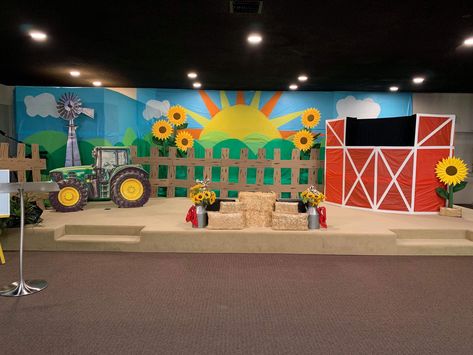 Barnyard Backdrop Diy, Farm Stage Decor, Vbs Farm Theme Decoration, Farm Vbs Decorations, Barnyard Classroom, Farm Room Decor, Farm Props, Barnyard Vbs, Farm Vbs