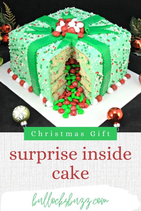 Beautiful red and green cake designed to look like a Christmas present with candy spilling out where a slice has been cut from the cake. Pinata Cake Recipe, Surprise Inside Cake, Piñata Cake, Present Cake, Gift Box Cakes, Pinata Cake, Surprise Cake, Mini Tortillas, Christmas Cupcakes