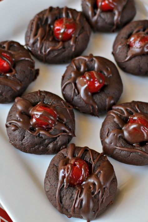 Soft Fudge, Chocolate Cherry Cookies, Chocolate Fudge Sauce, Cherry Cookies, Fingerfood Party, Fudge Cookies, Chocolate Cookie Recipes, Dessert Dips, Fudge Sauce