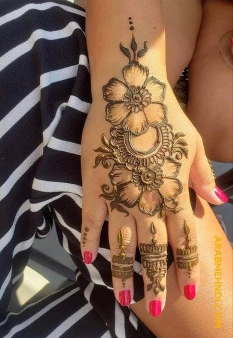 Dubai Mehendi Designs, Basic Henna, Full Hand Mehndi Design, Unusual People, Short Mehndi Design, Simple Mehendi Designs, Pretty Henna, Hand Mehndi Design, Tato Henna