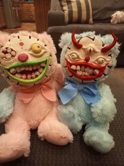 Creepy Plushies Diy, Creepy Toys Aesthetic, Creepy Toys Diy, Gore Plushies, Creepy Furbies, Creepy Cute Plushies, Clay Face Stuffed Animal, Clay Faced Plush, Clay Face Plushies