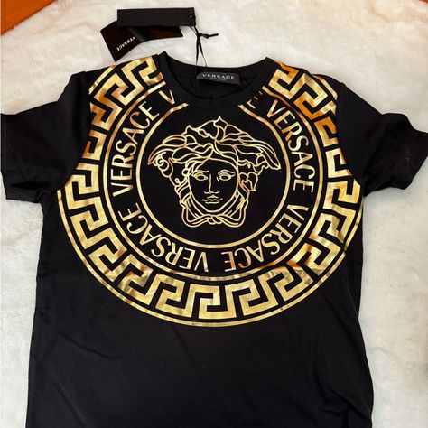 Child’s Black And Gold T-Shirt Brand New Barocco Kids Print Short Sleeves Crewneck Outer Composition: 100% Cotton Versace Tshirt, Versace Shirts, Minimalist Streetwear, Versace T Shirt, Versace Kids, Dope Outfits For Guys, Kids Print, Versace Shirt, Versace Men