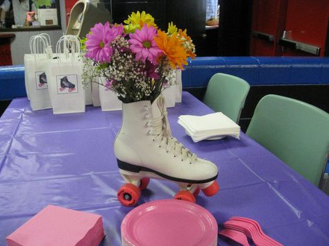 Quad Skate Vase. Put small cup or vase in skate then add water and flowers. Roller Skating Birthday Party Ideas, Skating Birthday Party Ideas, Roller Rink Birthday Party, Roller Rink Birthday, Roller Skating Birthday Party, Roller Skate Cake, Roller Skate Birthday Party, Skating Birthday Party, Skate Birthday Party