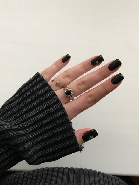 Star Nails Black, Nails Inspiration Dark, Y2k Fall Fashion, Old Money Life, Black Nails Short, Classy Black Nails, Pinterest Feed, Girl Y2k, Punk Nails