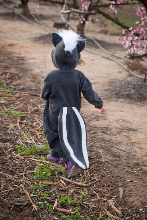 "Lil Stinker" Skunk Costume for Halloween Baby Costume by ThumbelinaWorkshop Skunk Halloween Costume, Baby Skunk Costume, Skunk Halloween, Skunk Costume, Baby Skunks, Carnival Outfit, Animal Dress Up, Costume Toddler, Forest Party