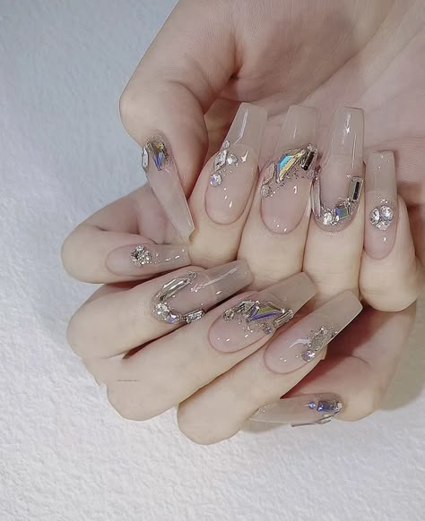 Korean Nail Art Rhinestones, Korean Nails Rhinestones, Douyin Nails Sparkle, Douyin Diamond Nails, Douyin Nails With Pearls, Nail Thang, Nail Sang, Nail Art Acrylic, White Nails With Gold