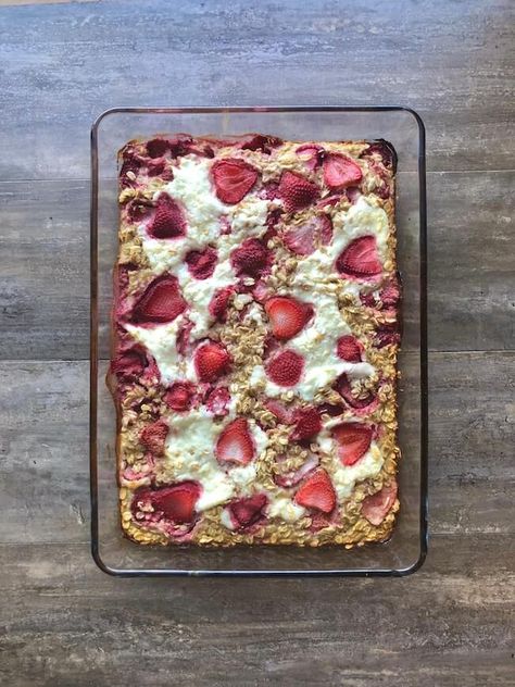 Meal Prep Manual, Strawberries And Cream Oatmeal, Healthy Breakfast Menu, Oatmeal And Eggs, Oatmeal Bake, Breakfast Recipies, Chocolate Bread Pudding, Sliced Strawberries, Strawberry Oatmeal