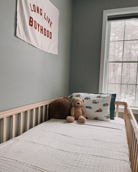 Toddler Boy Bedding Refresh 🚛 Thank you to @littleunicornofficial for #gifting a few new pieces for my son’s bed! Featured here: Cotton Muslin Quilted Throw- Tan Gingham Cotton Muslin Pillowcase- Work Trucks #toddlerboy #boyroom #boystyle #toddlerstyle #toddlerbedroom #beddingrefresh #neutralstyle #neutralhome #fundesigns #cottonmuslin #muslinquilt #precious Toddler Bed Bedding Boy, Gender Neutral Toddler Room Bedding, Toddler Boy Bedding, Toddler Bedding Boy, Toddler Bedding Boy Target, Toddler Big Boy Room Pottery Barn Kids, Bedding Refresh, Toddler Bed Boy, Quilted Throw