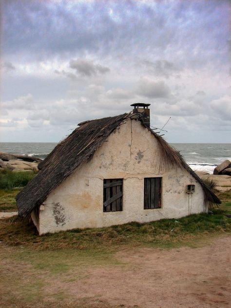 . Tiny House Blog, Sea House, Cottage By The Sea, Rustic Frames, Cabins And Cottages, House Landscape, Montevideo, House Smells, Built Environment