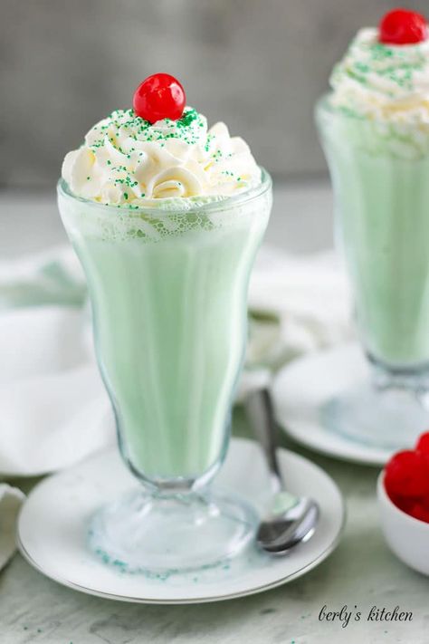 Easy Shake Recipes, Homemade Shamrock Shake, Shamrock Shakes, Shamrock Shake Recipe, Milkshake Recipe Easy, Homemade Milkshake, Oreo Milkshake, Shamrock Shake, Milkshake Recipe