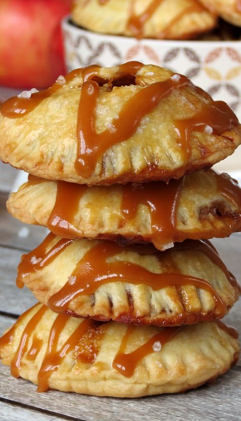 Salted Caramel Apple Pie Cookies | YummyAddiction.com Caramel Apple Pie Cookies, Salted Caramel Apple Pie, Apple Pie Cookies, Pie Cookies, Caramel Apple Pie, Apple Pies, Apple Desserts, Caramel Apple, Yummy Sweets