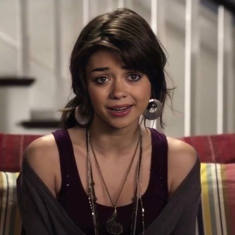 Hailey Modern Family, Hailey Dunphy, Haley Modern Family, Modern Family Haley, Haley Dunphy, Sarah Hyland, Family Women, I Love Her, Dream Hair