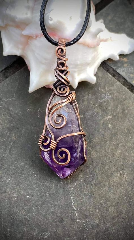 Wire Wrapped Amethyst, Wire Wrapping Raw Stones, Wire Wrap Ideas, Wire Wrap Stones, Crystal Wire Wrap, Crystal Pendants, Wire Wrap Pendants, Wrapped Crystal, Wire Wrapped Stone Pendant