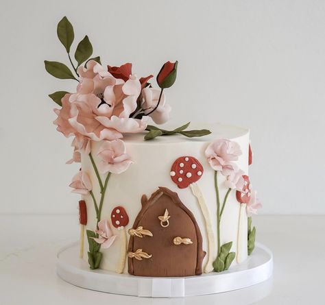 Mushroom Fairy First Birthday, First Fairy Birthday, Fairy Garden Smash Cake, Fairy Themed Cake 1st Birthdays, Fairy Theme Cake Design, Fairy Theme Smash Cake, Fairy House Birthday Cake, Fairy Birthday Smash Cake, Flower Fairy Cake