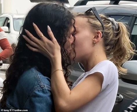 Lily Rose And Dani, Lily Rose Depp And Dani Moon, Lily And Dani, Lily Rose Depp Girlfriend, 070 Shake, Lily Depp, Alana Champion, Rose Depp, At Airport