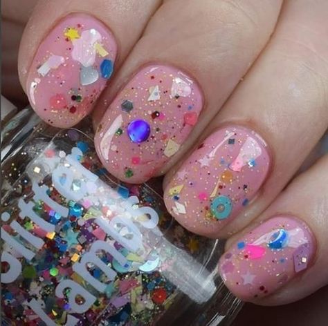 Festival Glitter Makeup, Lip Gloss Making, Chunky Glitter Nails, Festival Makeup Glitter, Glitter Halloween, Snow Globe Tumbler, Confetti Nails, Festival Glitter, Makeup Glitter